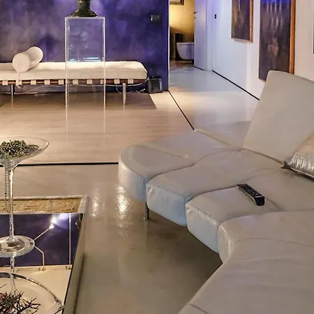 Lovely In With Wif Apartman